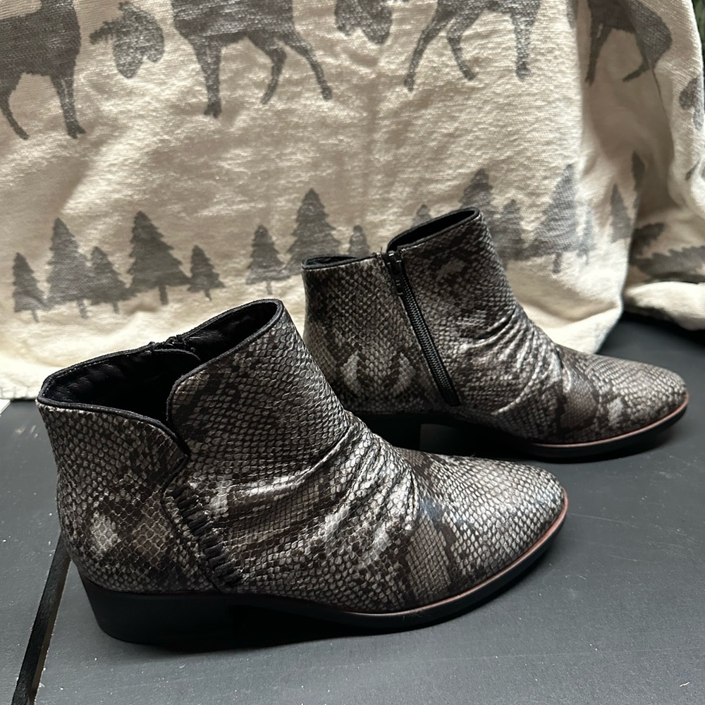 BareTraps Silver Snakeskin Pattern Ankle Boots - women’s 9.5